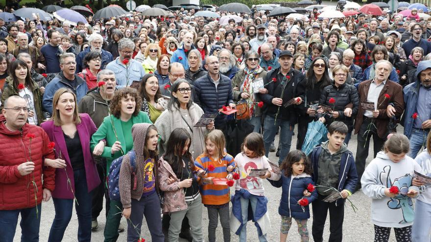 Un coro xigante canta en Compostela &#039;Grândola, Vila Morena&#039;