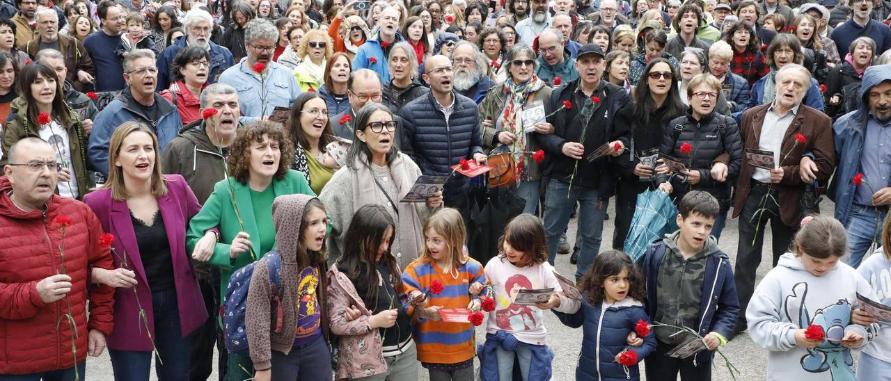 Un coro xigante canta en Santiago &#039;Grândola, Vila Morena&#039;