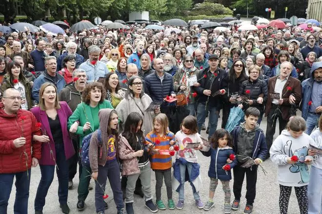 Un coro xigante canta en Santiago 'Grândola, Vila Morena'