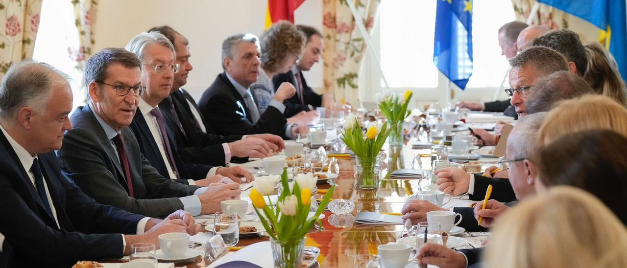 Alberto Núñez Feijóo, con los embajadores en España de los países miembros de la Unión Europea