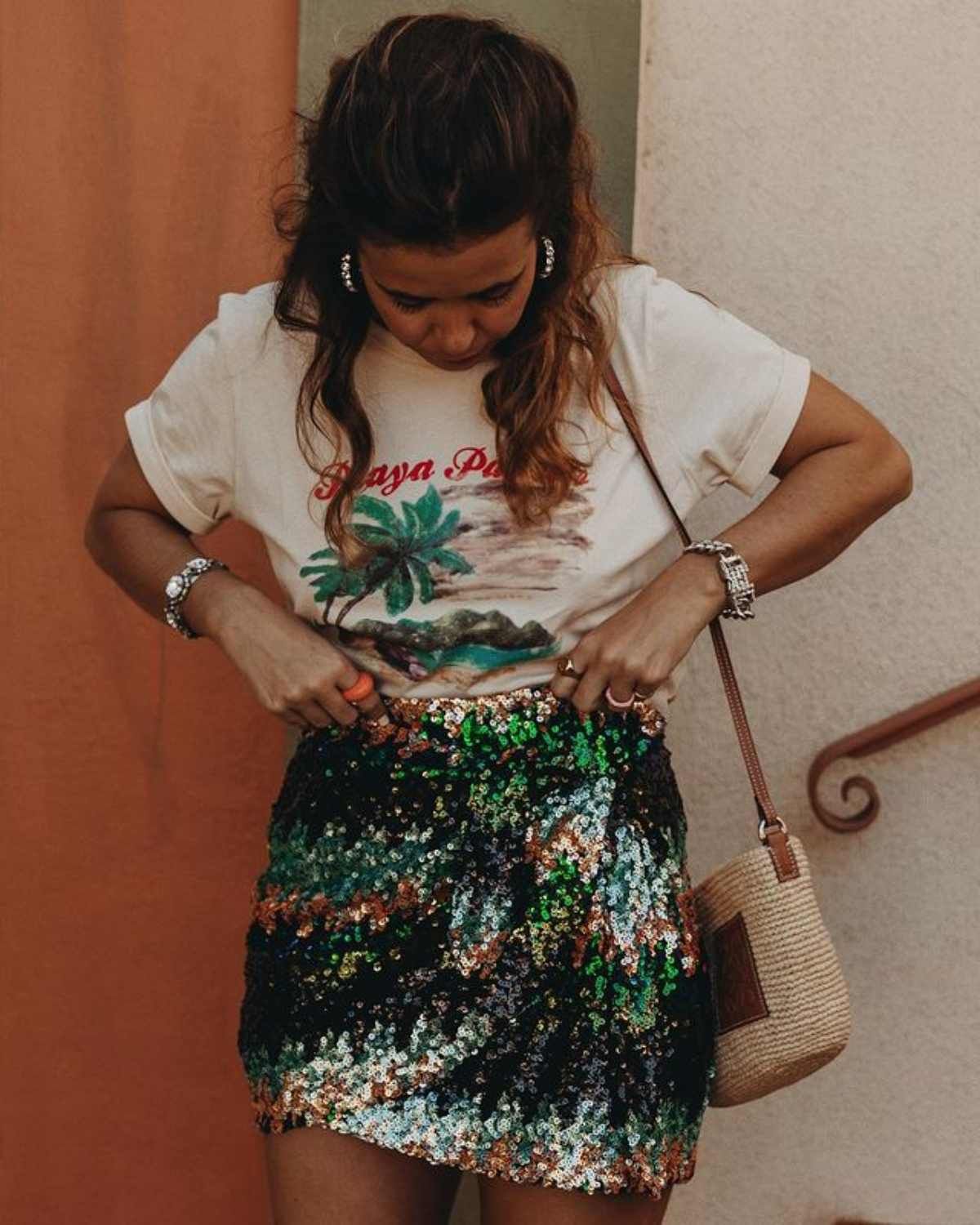 Según Instagram el look para las noches de verano pasa por combinar una  falda de fiesta con una de estas camisetas tan top - Woman