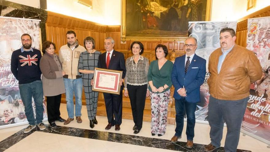 Guerrero, que recibió un diploma, en la foto de familia de su presentación como pregonero.