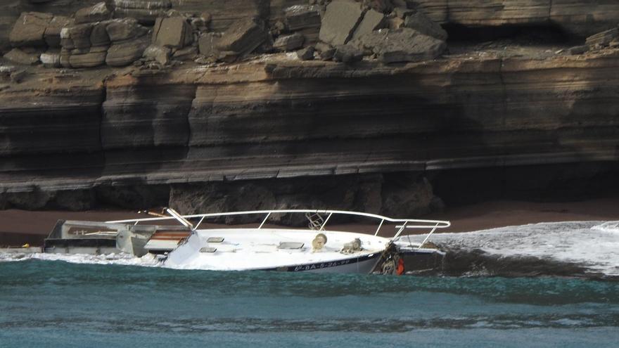 Una lancha encalla en una playa de Alegranza