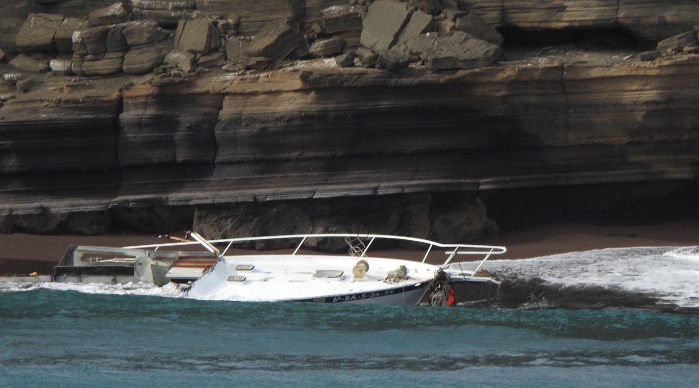 Una lancha encalla en una playa de Alegranza