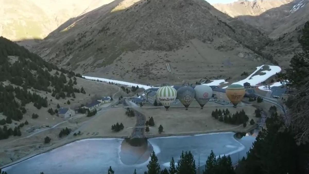 Així ha estat el primer vol de cinc globus aerostàtics a la Vall de Núria