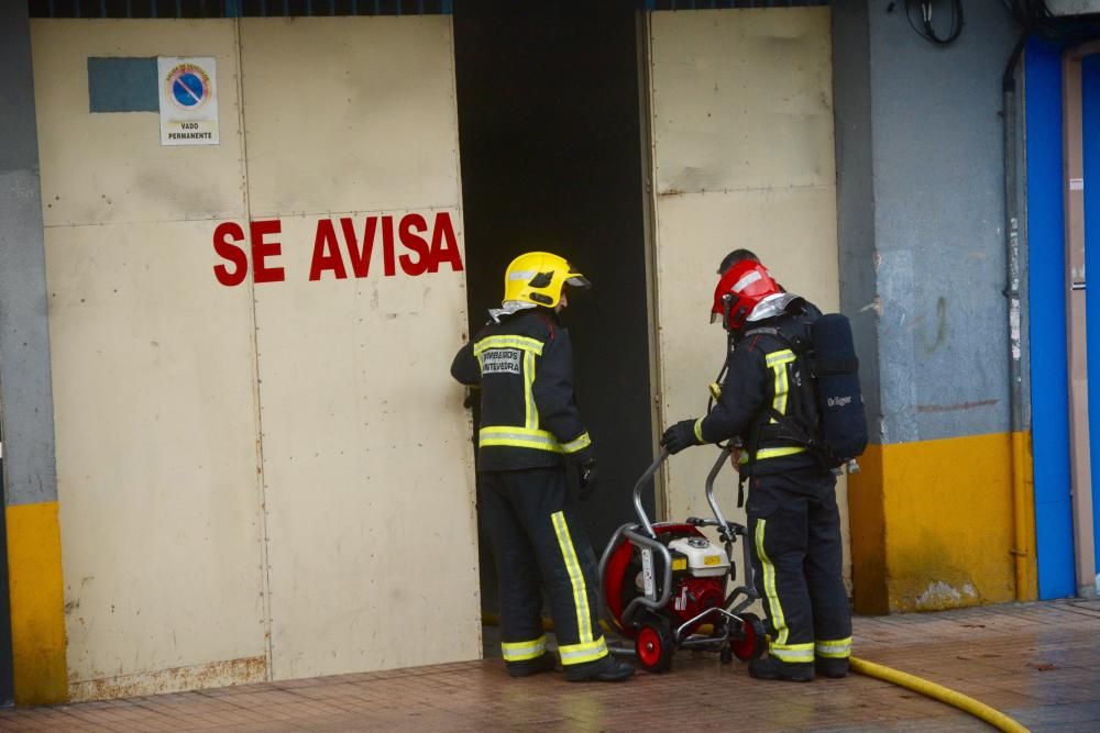 Sucesos en Pontevedra | Evacúan un edificio en Pintor Laxeiro por un incendio en el garaje