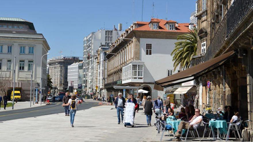Terraza concurrida un día soleado en A Coruña.