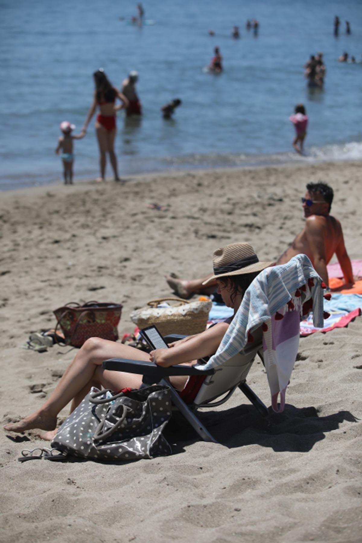 Los cordobeses regresan a las playas de Fuengirola ante la nueva normalidad