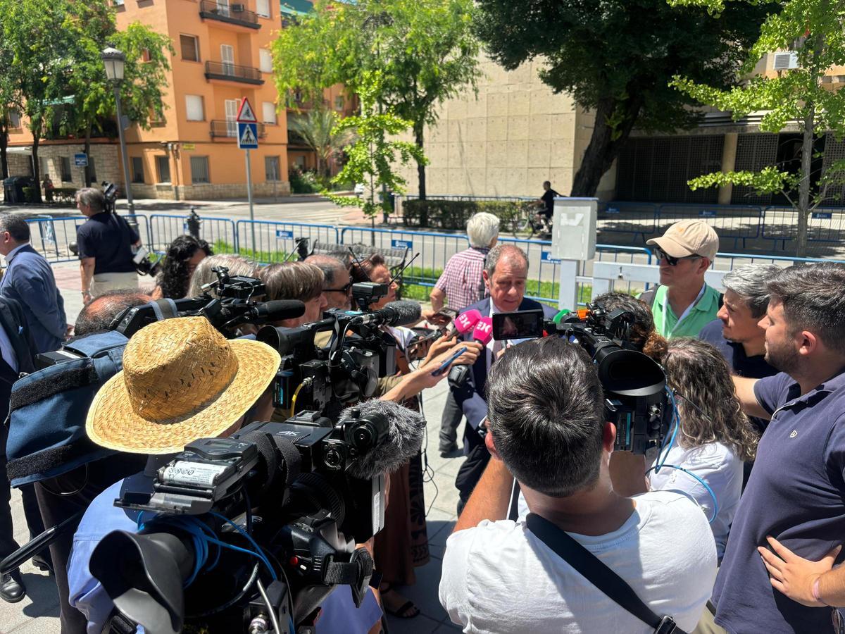 José María Bueno, abogado de Manos Limpias, atiende a un gran número de medios de comunicación tras la primera sesión del juicio por el Caso David Sánchez.