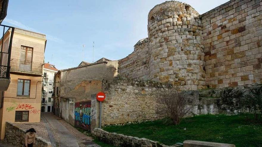 Tramo de muralla junto al Palacio de Doña Urraca pendiente de liberación para este curso.