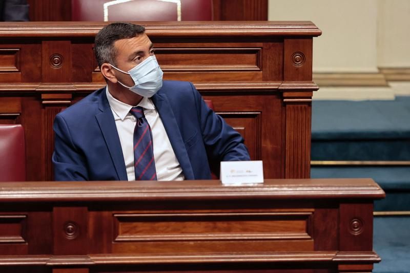 Pleno en el Parlamento de Canarias