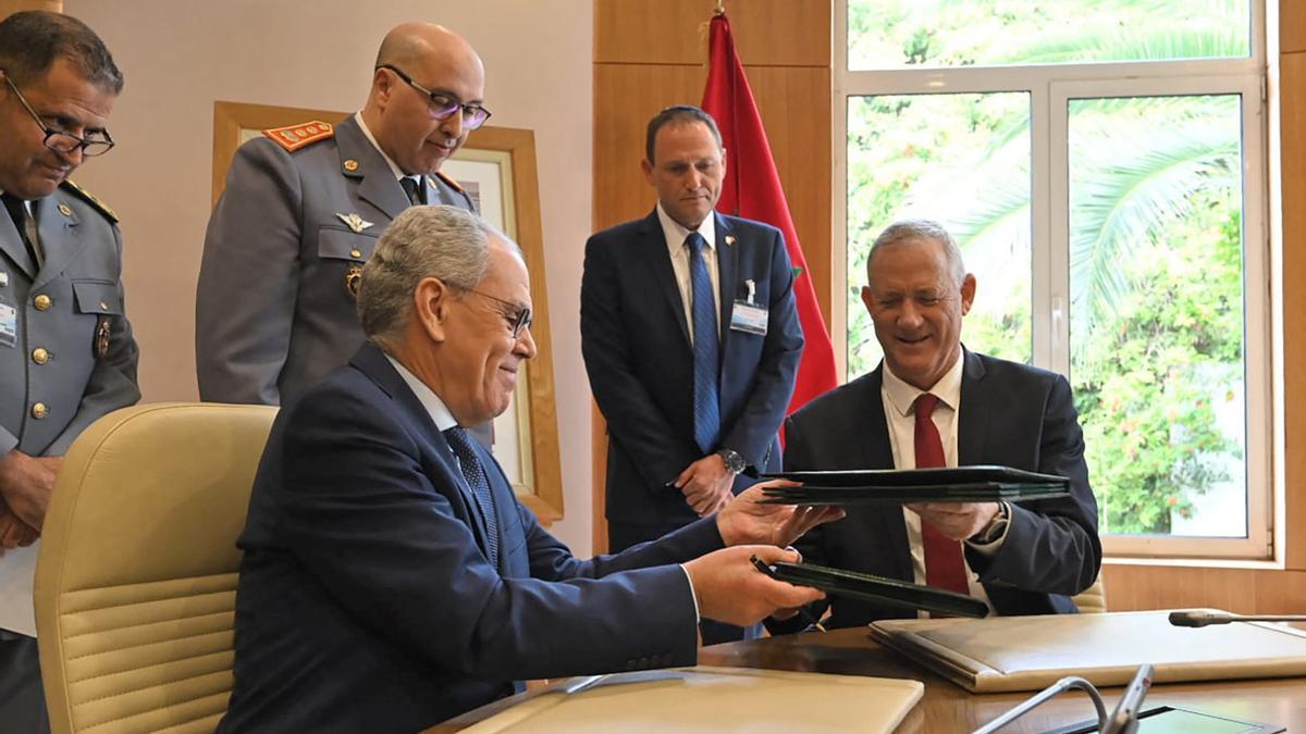 El ministro de Defensa marroquí, Abdellatif Ludiyi, y el israelí, Benny Gantz, durante la firma del acuerdo entre los dos países, este miércoles en Rabat.