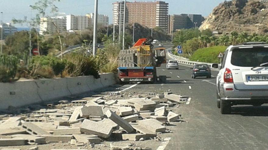 Un camión pierde parte de los bloques en Playa del Inglés