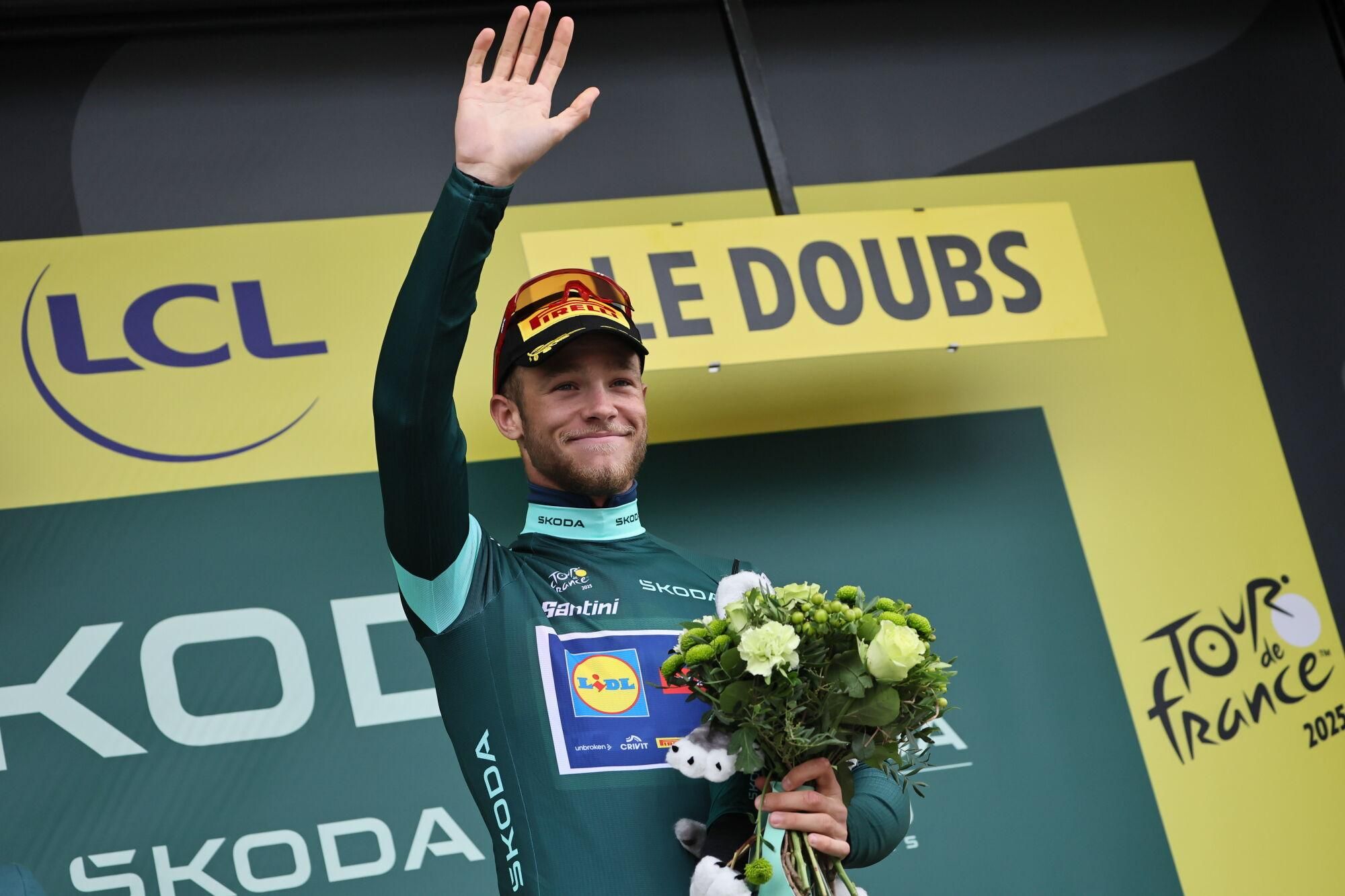 (France), 26/07/2025.- Italian rider Jonathan Milan of Lidl - Trek team celebrates on the podium in the point classification leader green jersey after the 20th stage of the Tour de France cycling race over 184.2km from Nantua to Pontarlier, France, 26 July 2025. (Ciclismo, Francia) EFE/EPA/CHRISTOPHE PETIT TESSON