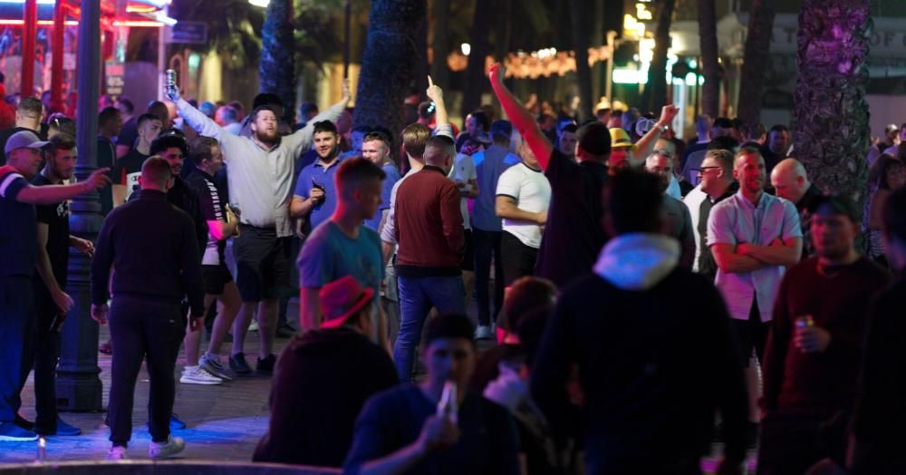 Los turistas ingleses desafían al coronavirus en Benidorm