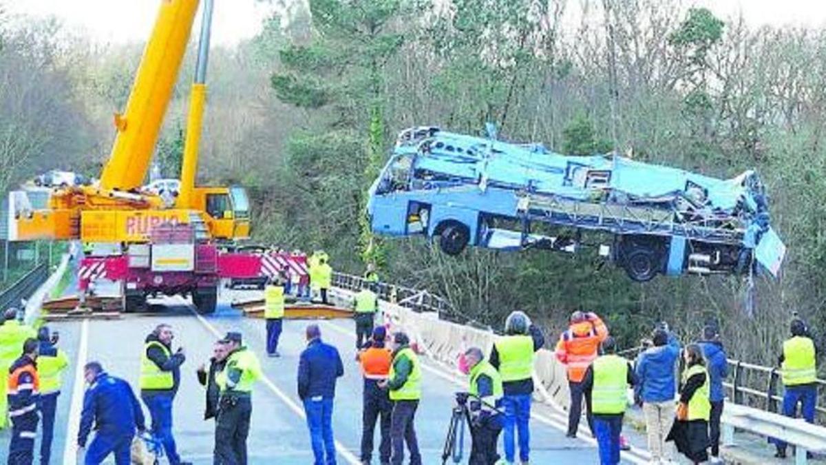 El autobús accidentado, en el momento de ser retirado del Lérez.