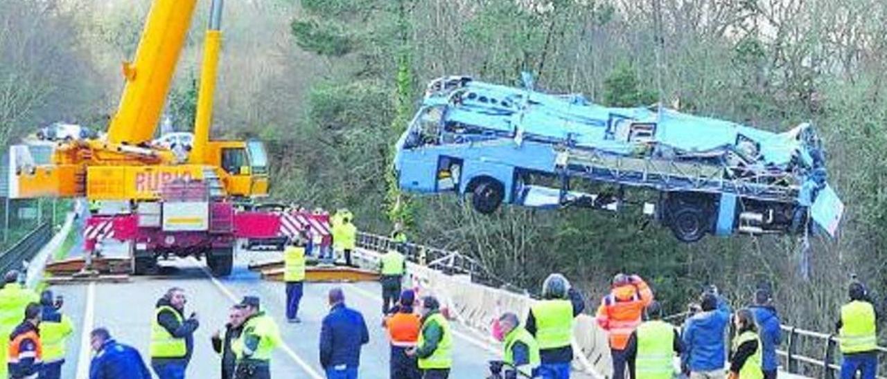 El autobús accidentado, en el momento de ser retirado del Lérez.