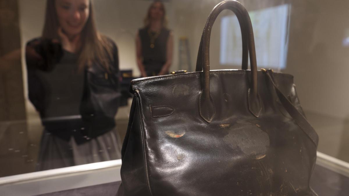 El bolso 'Birkin' original desgastado por la actriz y que enloqueció a la moda busca dueña