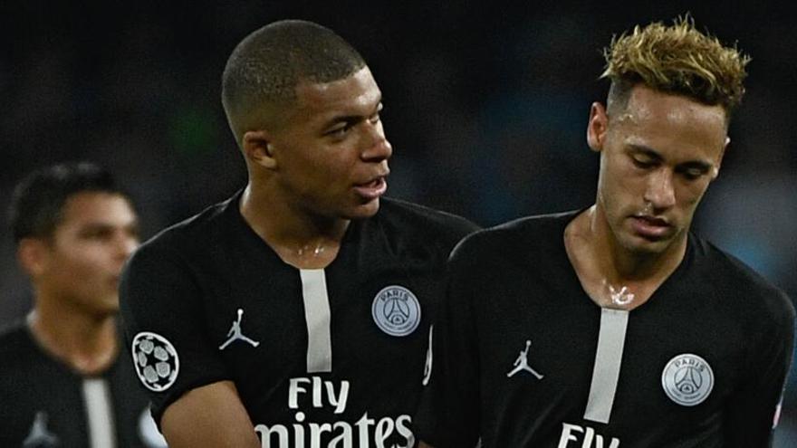 Kylian Mbappe agarra a su compañero en el PSG Neymar.