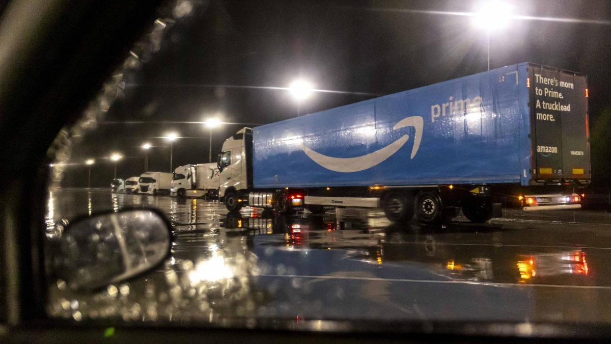 Camiones, el pasado invierno, en el parking de Villallana, tras cerrarse la carretera hacia la Meseta.
