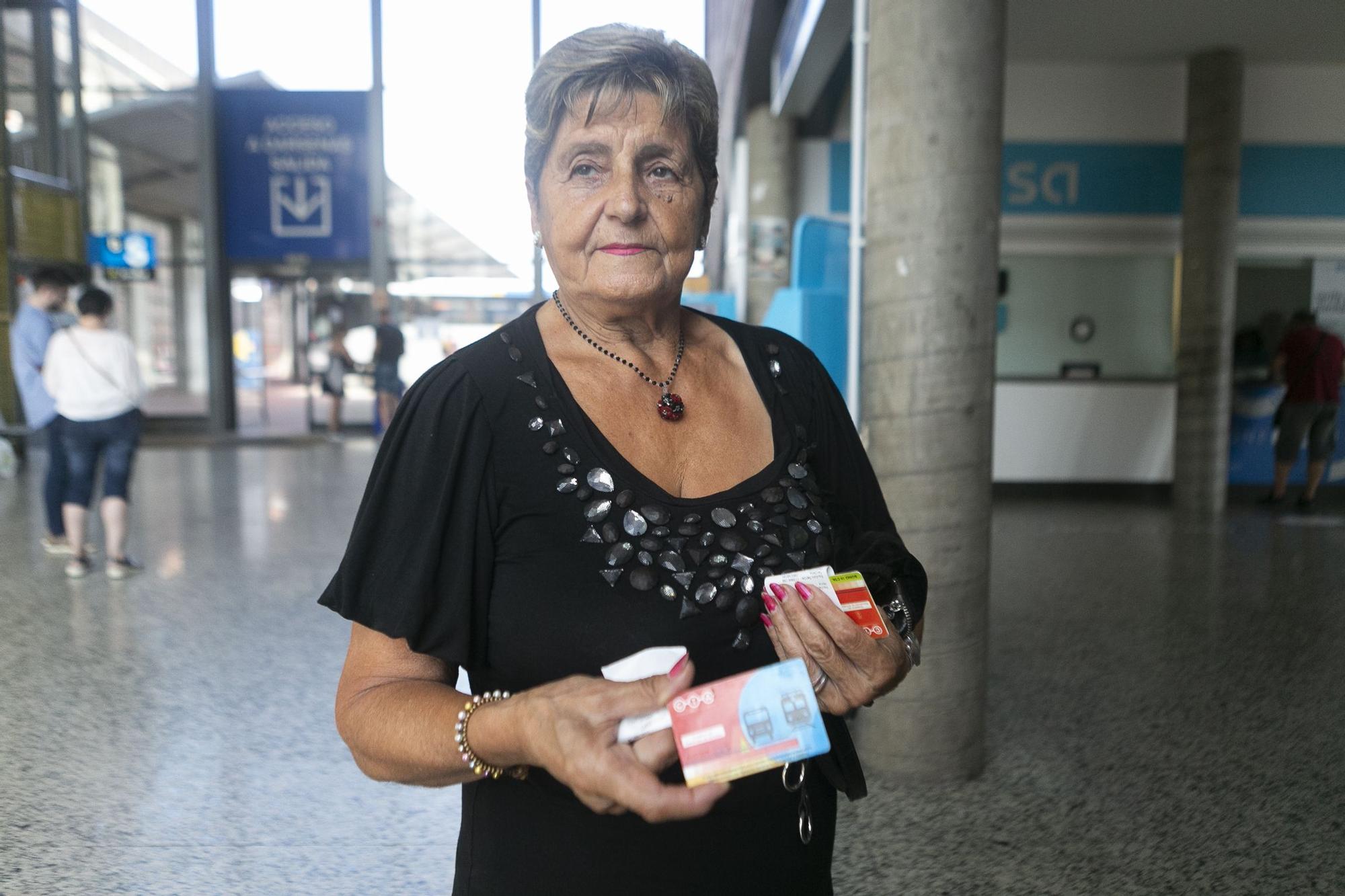 En imágenes: Primer día de las nuevas tarifas en los abonos de transporte en Avilés