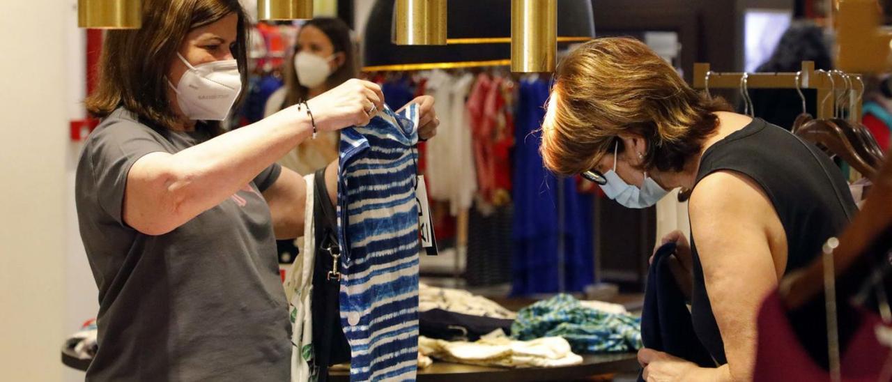 Clientes en la planta de ropa de mujer en El Corte Inglés de Pintor Sorolla. | M.A. MONTESINOS