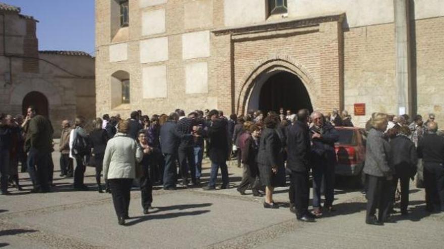 Familiares de la finada entran en el templo.