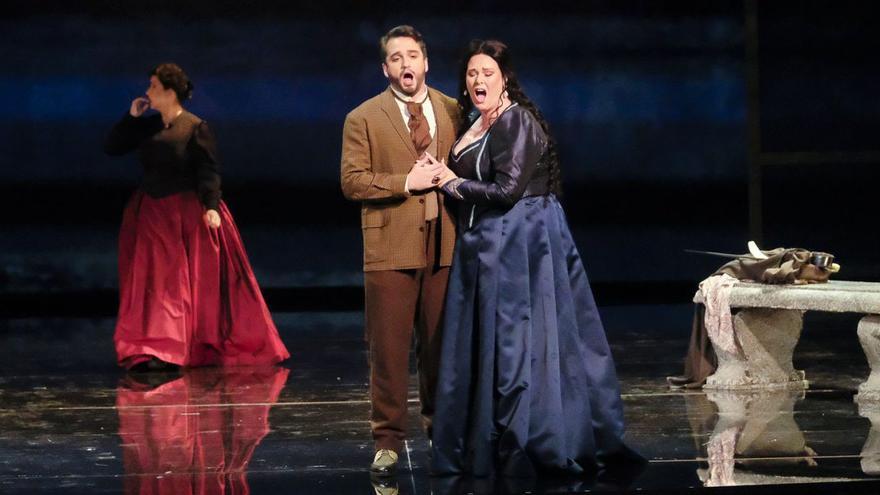 De izq. a dcha., Rosa Pérez, Xabier Anduaga y Jessica Pratt, ayer, durante la representación de ‘Lucia di Lammermoor’ en el Teatro Pérez Galdós. | | ANDRÉS CRUZ