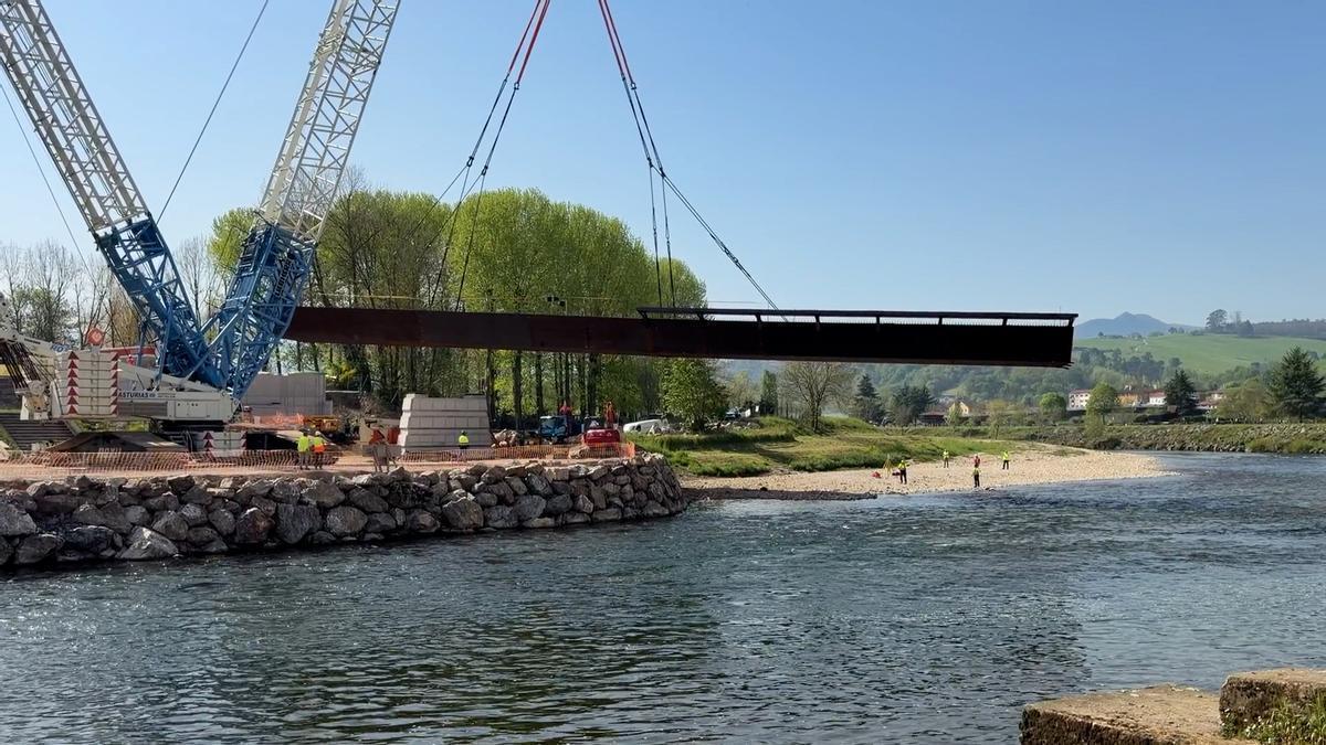 PUENTE ARRIONDAS | El nuevo puente de Arriondas ya asoma: «Siento muchísima emoción, es un día para recordar»
