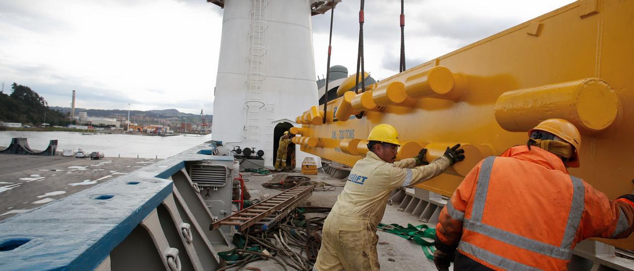 Operación de carga de una pieza de ingeniería en el muelle de Valliniello, en una imagen de archivo.