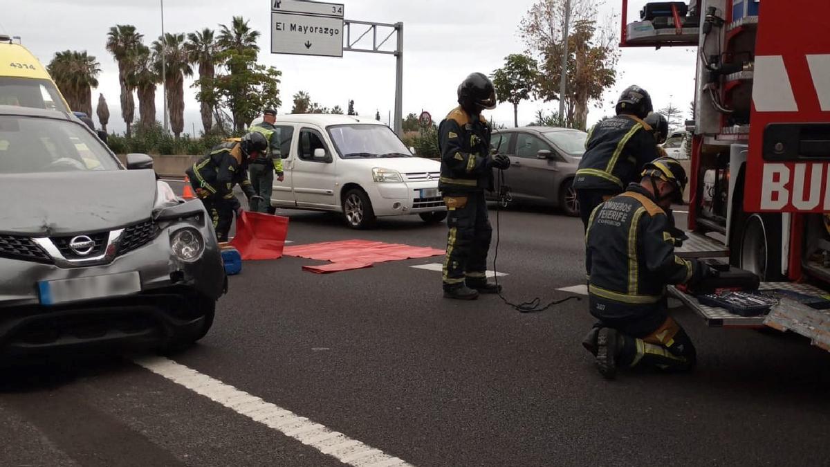 Bomeros en el lugar del accidente.