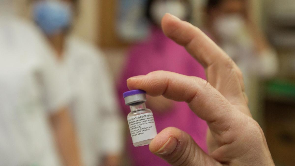 Una sanitaria muestra al detalle una dosis de la vacuna contra el coronavirus.