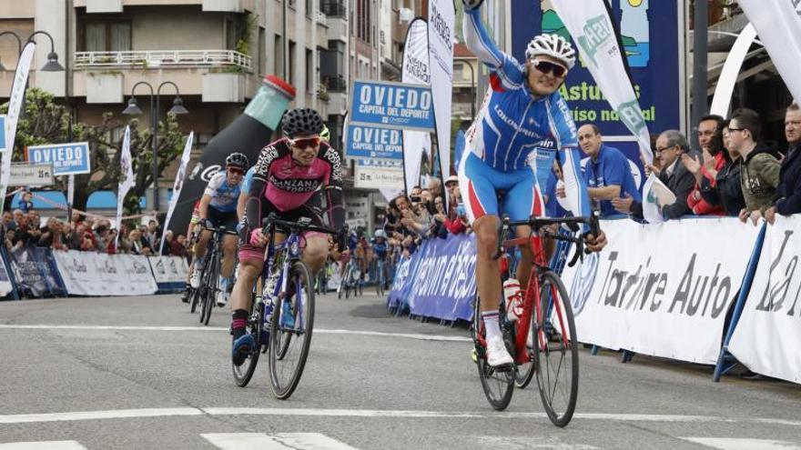 Celebra antes de tiempo su victoria y pierde la primera etapa de la Vuelta a Asturias
