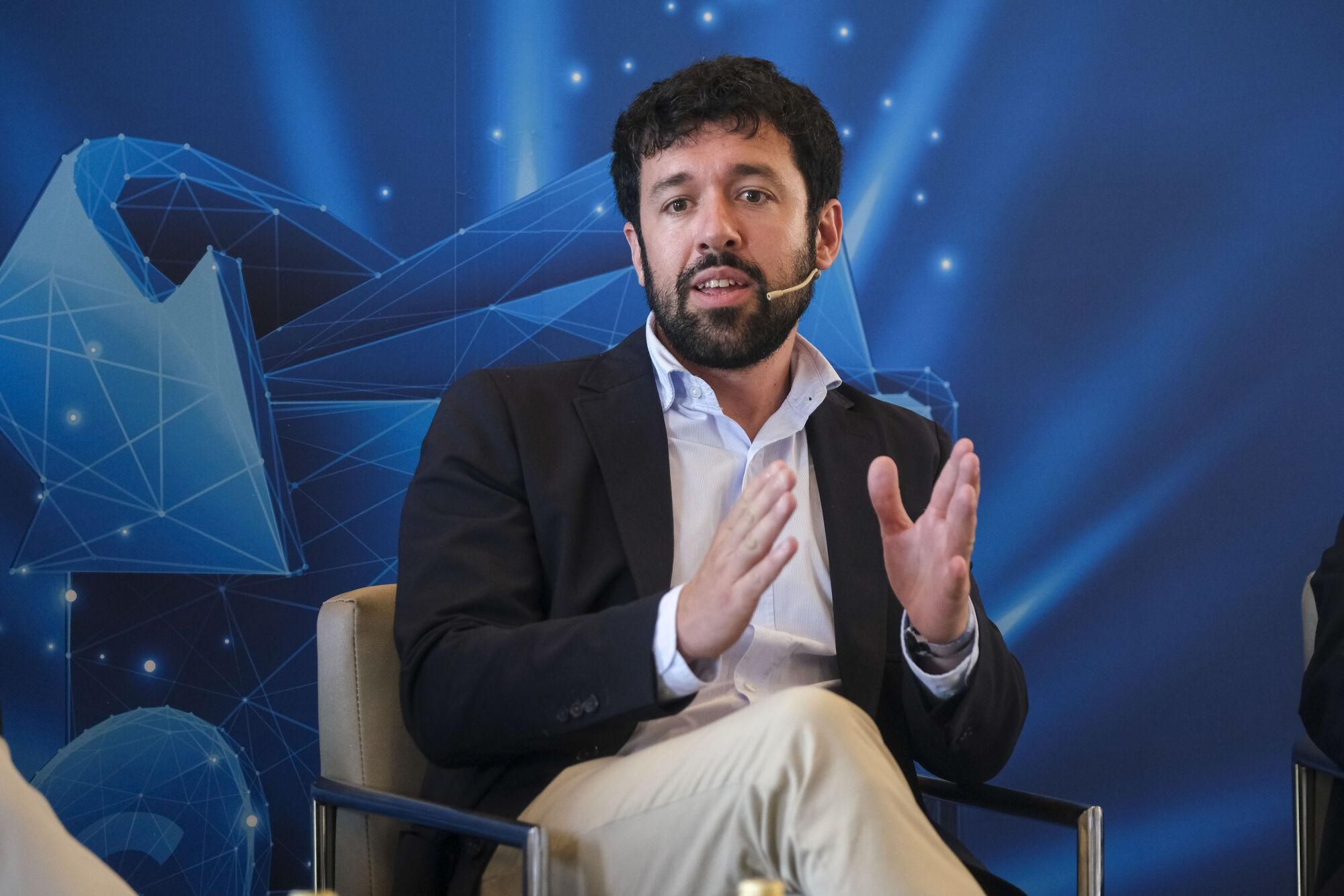 Expertos reunidos por La Opinión apuestan por el conocimiento financiero para superar los actuales tiempos de incertidumbre
