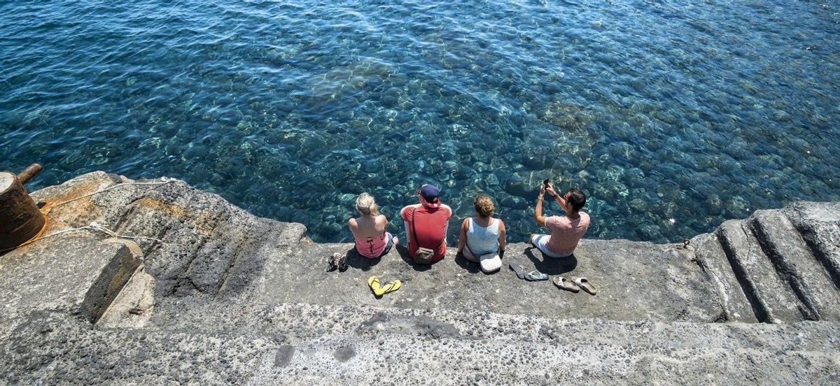 Turistas admirando el mar Tirreno