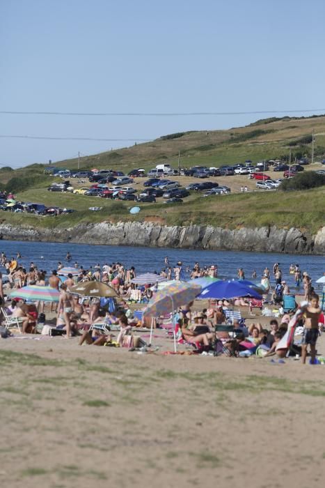 Domingo de calor y de atascos en Asturias