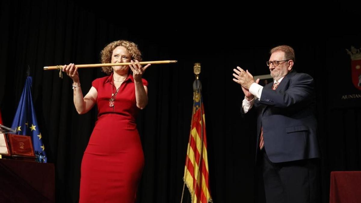 Amparo Folgado, tras recibir la vara de mando, junto a Jesús Ros.