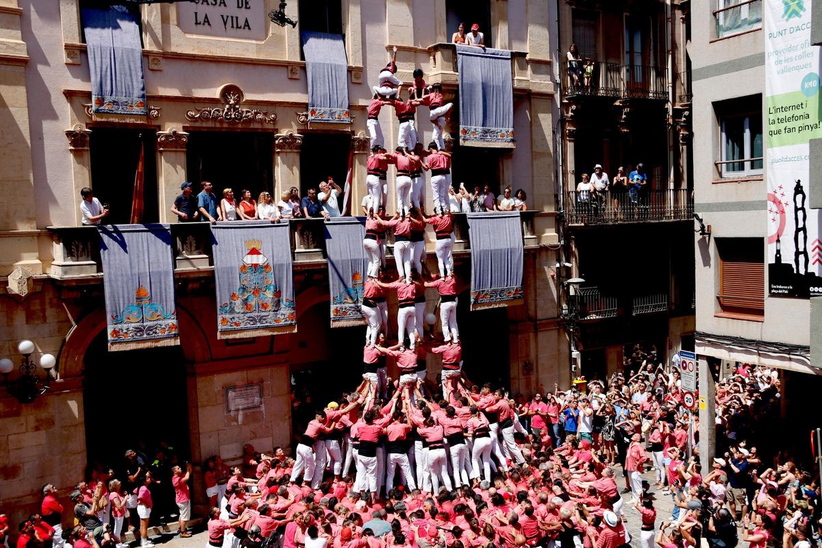 Primer 7 de 9 amb folre, carregat, de la Colla Vella de Valls, aquesta diada de Sant Joan 2025.