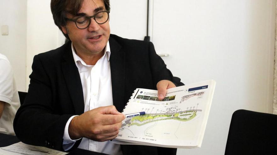 El director general d&#039;Ordenació del Territori i Urbanisme, Agustí Serra, amb el mapa del projecte del Bulli