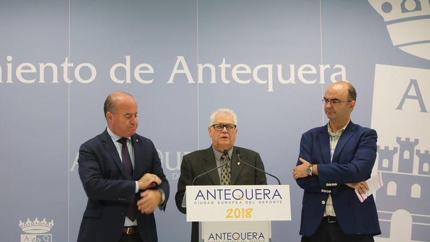 El presidente del  Consejo Social de la UMA, Juan de Dios Mellado, presenta las jornadas, junto al alcalde de Antequera, Manuel Barón.