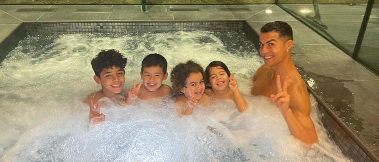 Ronaldo y algunos de sus hijos, en una imagen de archivo