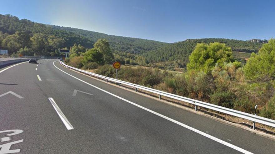 Cinco heridos en un accidente en la A-5 cerca de Miajadas entre un camión y dos turismos