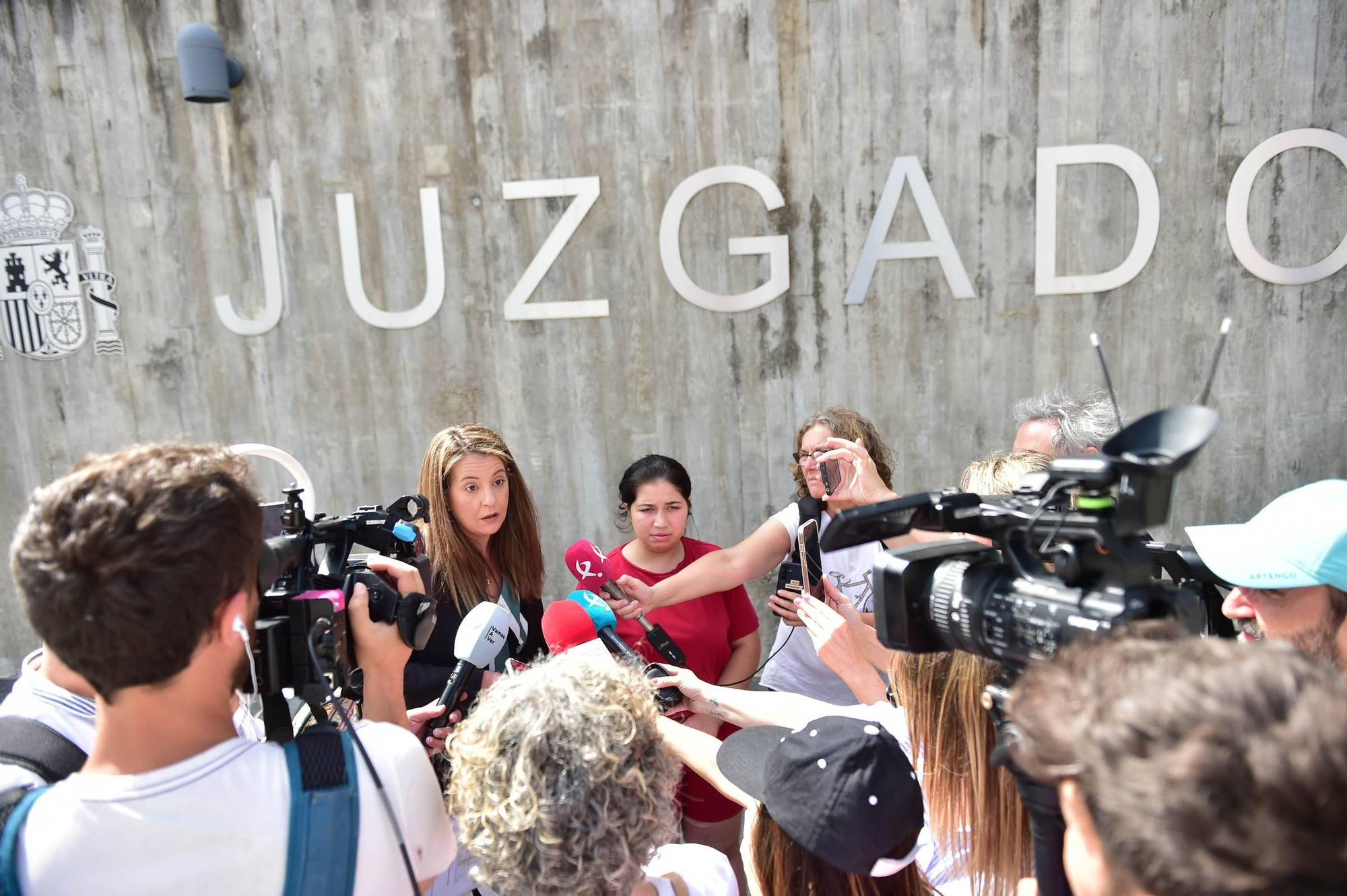 Fotogalería | La madre de la niña muerta en el tiroteo de Plasencia acude al juzgado