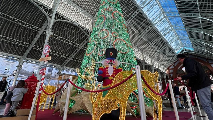 El Mercado de Colón planta un nuevo árbol tras la caída