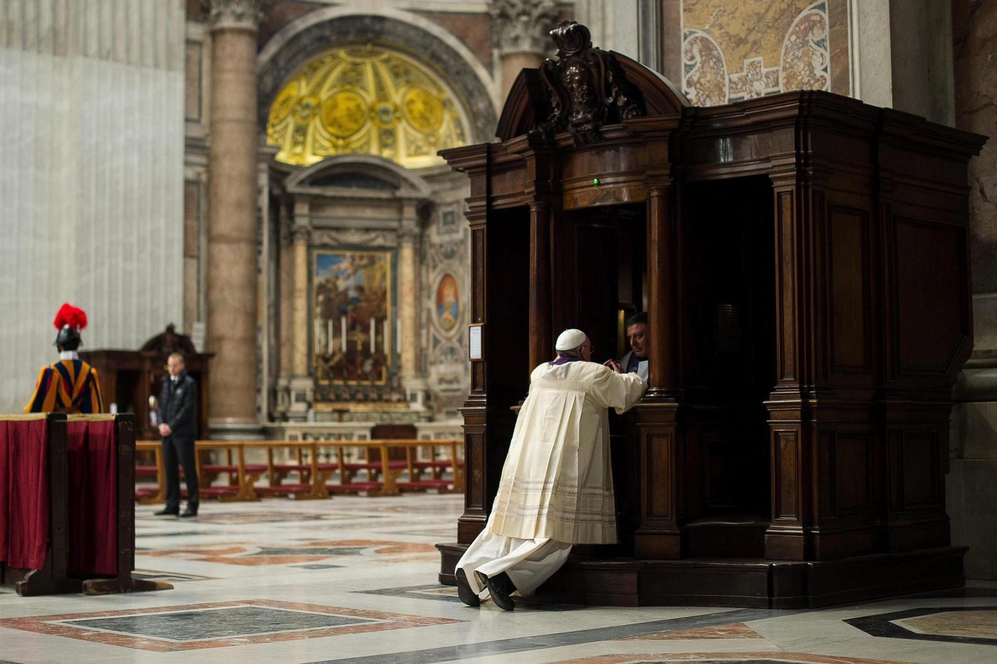 papa-durante-confesion.jpg
