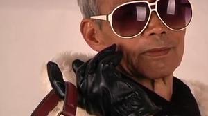 Liu Qianping ajuda a vendre roba a la seva néta