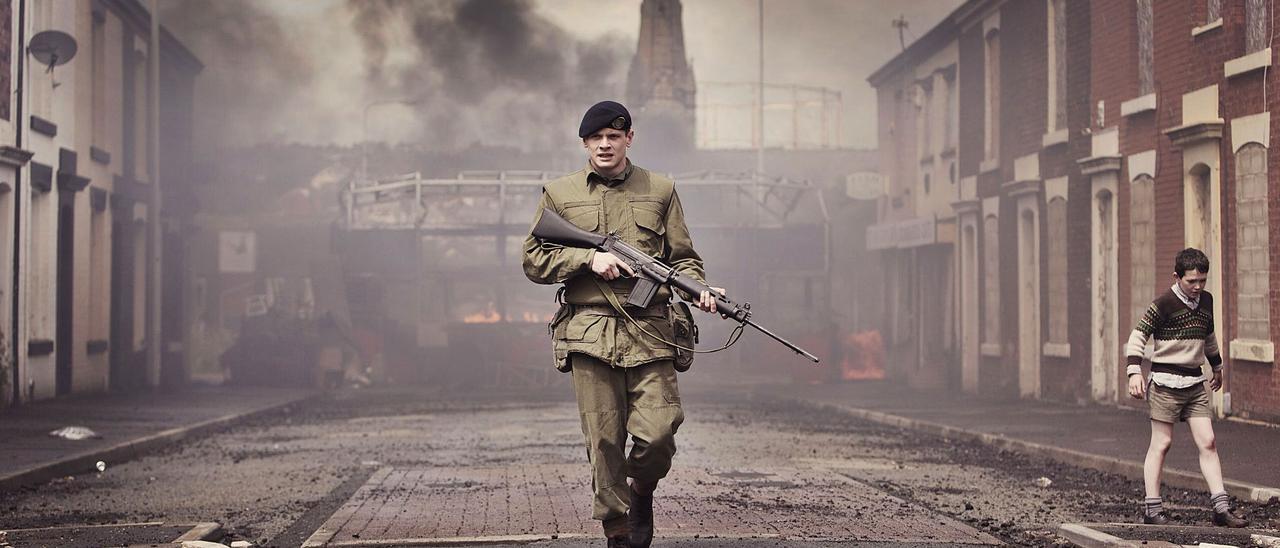 Soldado británico patrullando por Derry (1972).