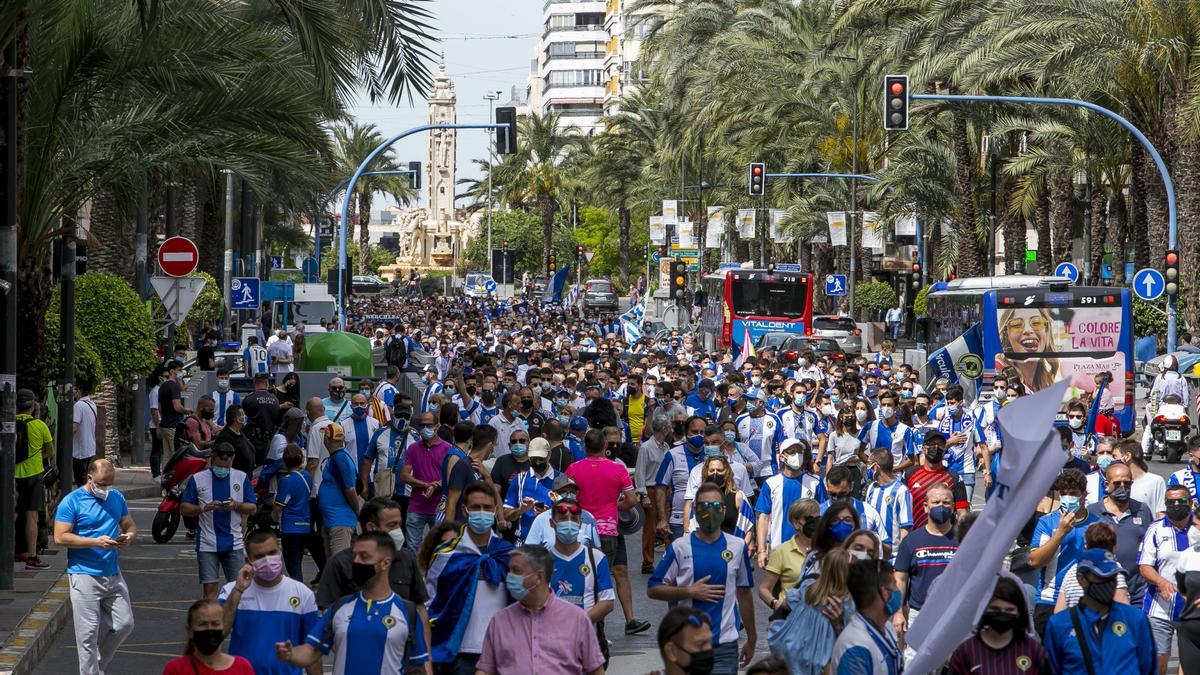 La afición del Hércules protesta por la mala situación del club