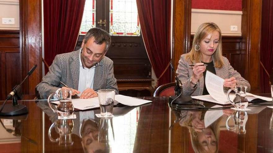 El alcalde y la conselleira de Política Social, firman la cesión de los terrenos para una residencia en Eirís.