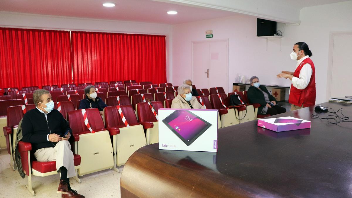 Taller de uso de tablets en Cruz Roja Zamora.